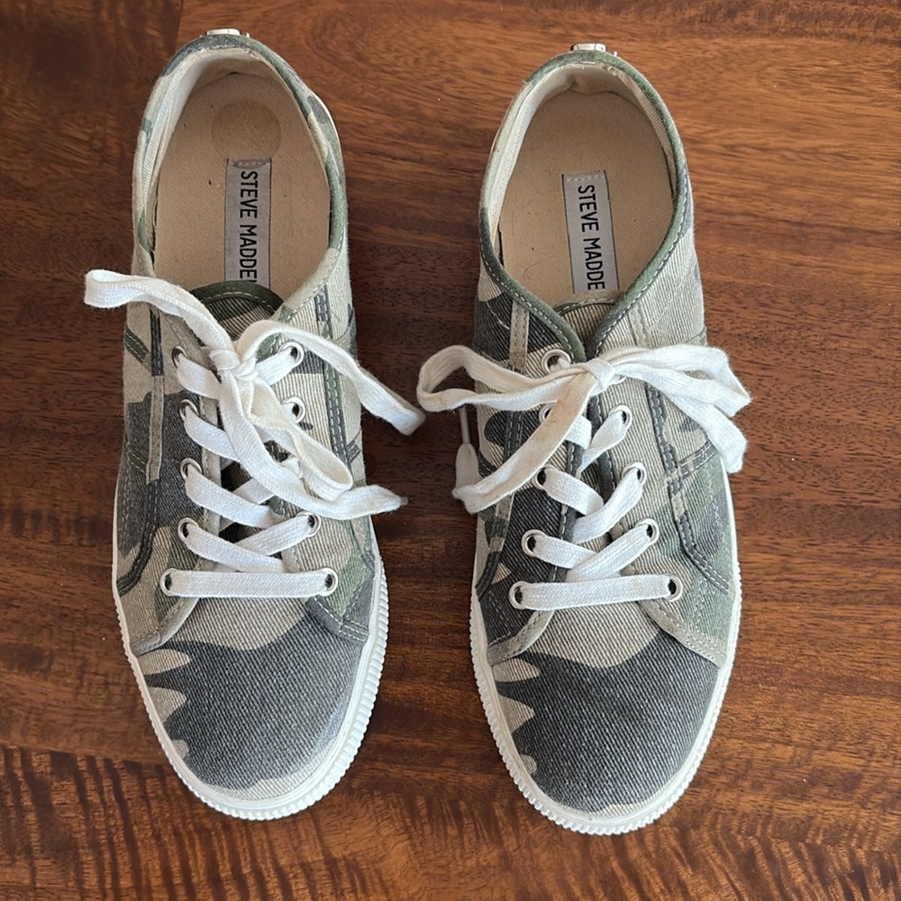 Steve Madden Emmi Camo Print Platform Sneakers - Picture 3 of 9
